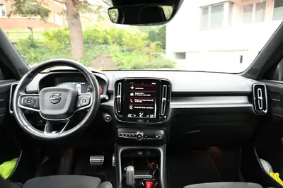 Volvo XC40 2.0 T5 R-Design AWD — SUV compact premium, 77000 km, sans sinistre — side view