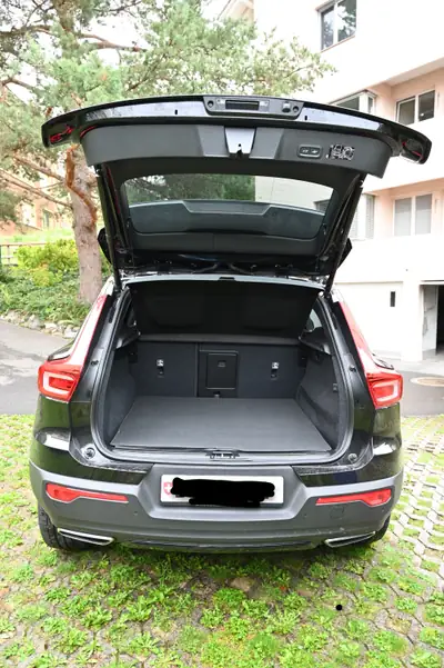 Volvo XC40 2.0 T5 R-Design AWD — SUV compact premium, 77000 km, sans sinistre — rear view