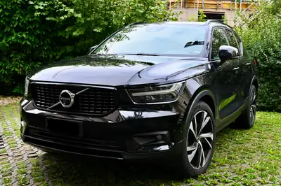 Volvo XC40 2.0 T5 R-Design AWD — SUV compact premium, 77000 km, sans sinistre — exterior view