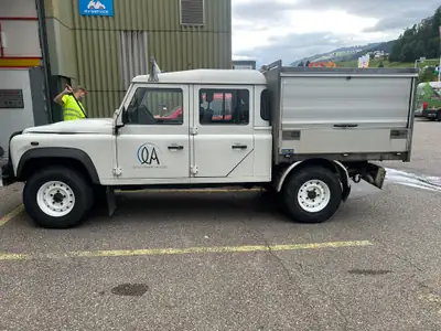 Land Rover Defender 130 TD 4 — Légendaire 4x4 de travail, treuil avant intégré — Außenansicht