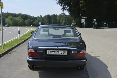 Jaguar XJ 3.2 Executive — Berline de prestige, moteur V8 puissant, entretien maîtrisé — vue extérieure