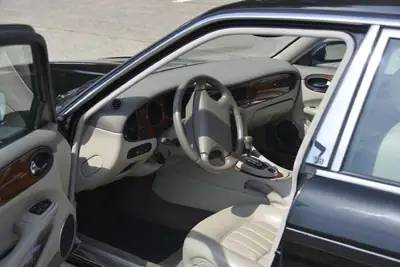 Jaguar XJ 3.2 Executive — Berline de prestige, moteur V8 puissant, entretien maîtrisé — tableau de bord