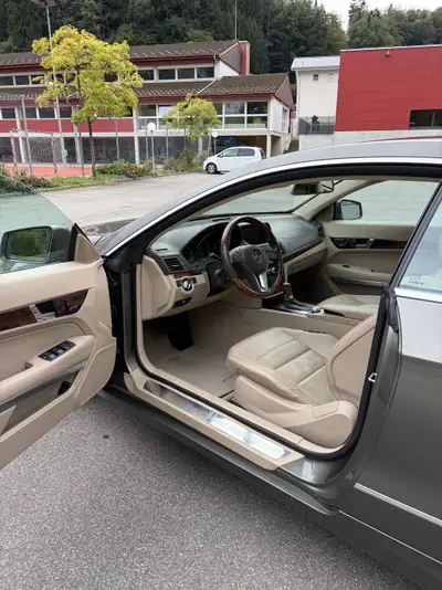 Mercedes-Benz E 300 Coupé — V6 sportif, 252 ch, état impeccable — Heckansicht