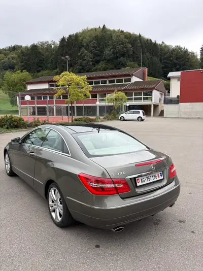 Mercedes-Benz E 300 Coupé — V6 sportif, 252 ch, état impeccable — Seitenansicht
