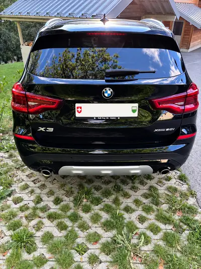 BMW X3 xDrive20i — SUV polyvalent avec toit panoramique et caméra 360° — arrière