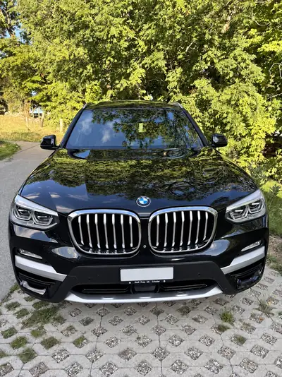 BMW X3 xDrive20i — SUV polyvalent avec toit panoramique et caméra 360° — vue extérieure