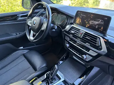 BMW X3 xDrive20i — SUV polyvalent avec toit panoramique et caméra 360° — tableau de bord