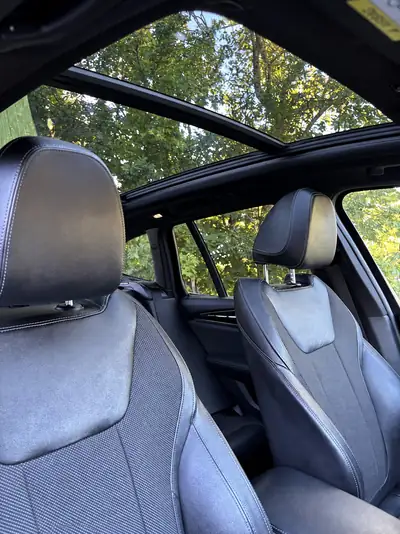 BMW X3 xDrive20i — SUV polyvalent avec toit panoramique et caméra 360° — détail
