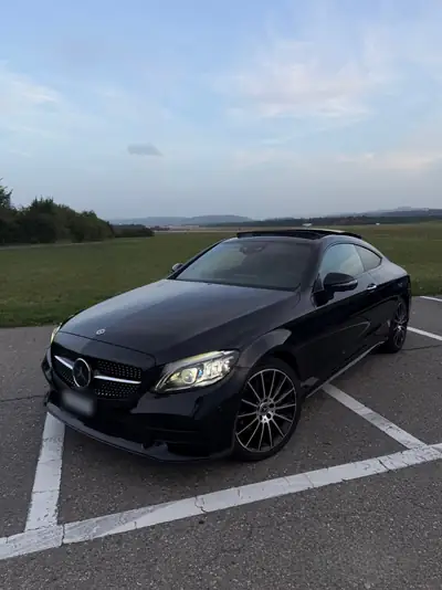 Mercedes-Benz C 200 AMG Line Coupé 4MATIC — Élégance sportive et technologie premium — exterior view