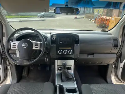Nissan Navara 2013 — Pick-up robuste 4x4, capacité de remorquage 3,5 t — arrière