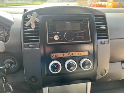 Nissan Navara 2013 — Pick-up robuste 4x4, capacité de remorquage 3,5 t — intérieur