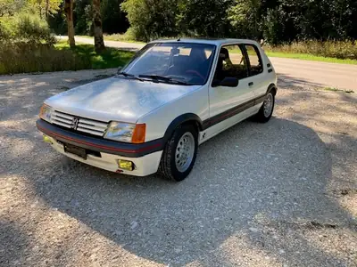 Peugeot 205 1.6 GTi — Légende des années 80, moteur performant et histoire authentique — side view