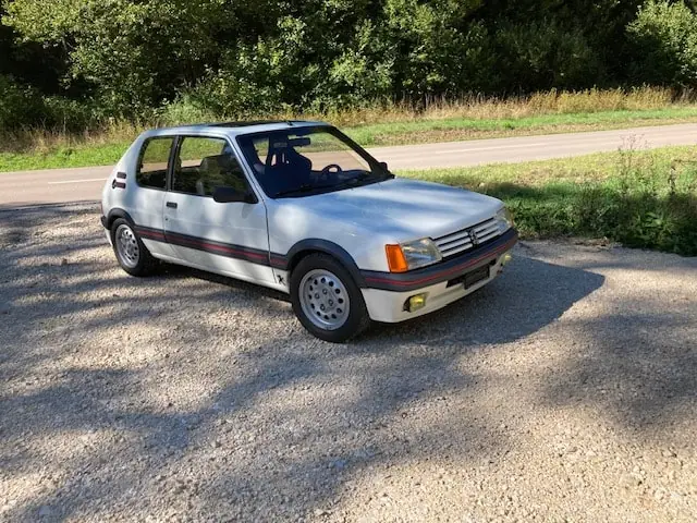 Peugeot 205 1.6 GTi — Légende des années 80, moteur performant et histoire authentique