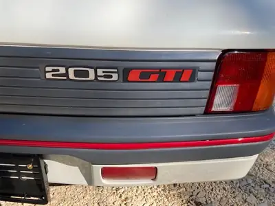 Peugeot 205 1.6 GTi — Légende des années 80, moteur performant et histoire authentique — interior