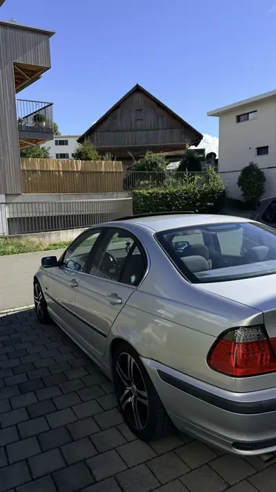 BMW 325 323i — Berline classique 1999, moteur 2.5L fiable et transmission automatique — intérieur