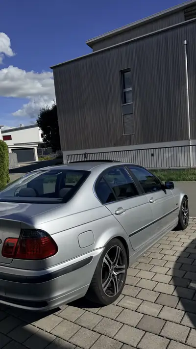 BMW 325 323i — Berline classique 1999, moteur 2.5L fiable et transmission automatique — tableau de bord