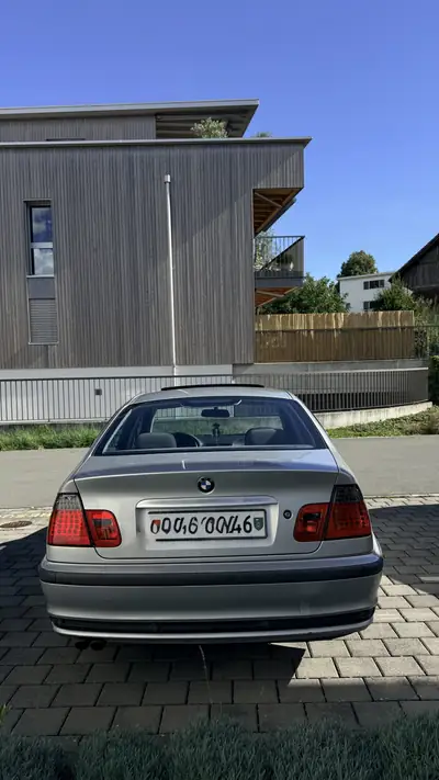 BMW 325 323i — Berline classique 1999, moteur 2.5L fiable et transmission automatique — détail