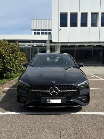 Mercedes-Benz Classe A 200 AMG Line 2024 — Citadine premium, 19 800 km seulement — vue extérieure