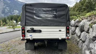 Land Rover Defender 2.5 TDi — Le SUV légendaire, robustesse et polyvalence assurées — Heckansicht