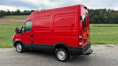 IVECO Daily 2.3 HPI 106 — Fourgon utilitaire robuste, suspension pneumatique indépendante — arrière