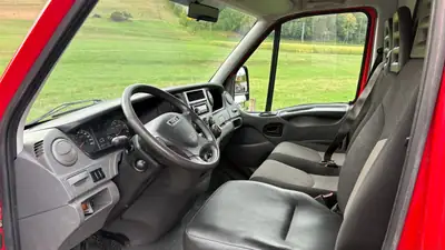 IVECO Daily 2.3 HPI 106 — Fourgon utilitaire robuste, suspension pneumatique indépendante — intérieur