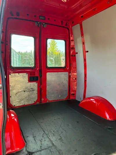 IVECO Daily 2.3 HPI 106 — Fourgon utilitaire robuste, suspension pneumatique indépendante — détail