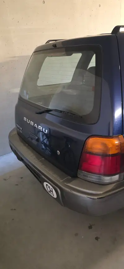 Subaru Forester 2.0 Turbo Night Blue — SUV compact robuste, transmission automatique, sans sinistre — Heckansicht