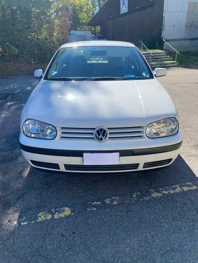 VW Golf 4 — Berline classique fiable, essence manuelle, 144'680 km — vue extérieure