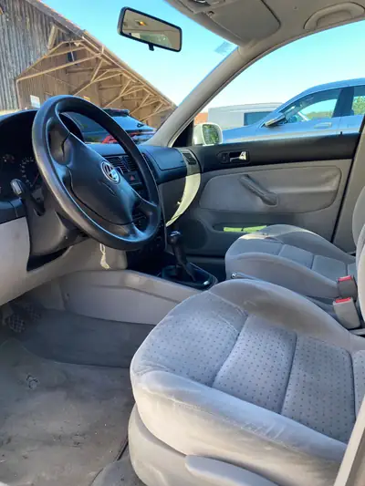 VW Golf 4 — Berline classique fiable, essence manuelle, 144'680 km — tableau de bord