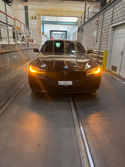 BMW 545e xPure M Sport — Berline hybride rechargeable haute performance, 66000 km — côté