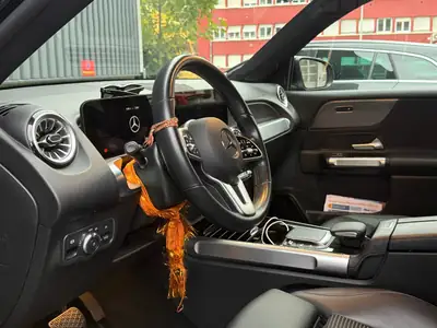Mercedes-Benz GLB 200 Progressive — SUV compact polyvalent, 25'087 km seulement — Armaturenbrett