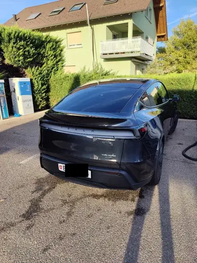 Tesla Model Y Long Range Premium AWD — Électrique haute performance, seulement 5000 km — vista esterna