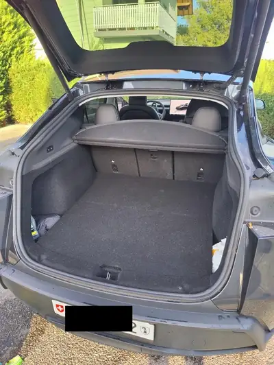 Tesla Model Y Long Range Premium AWD — Électrique haute performance, seulement 5000 km — vista posteriore