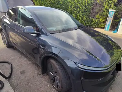 Tesla Model Y Long Range Premium AWD — Électrique haute performance, seulement 5000 km — fianco