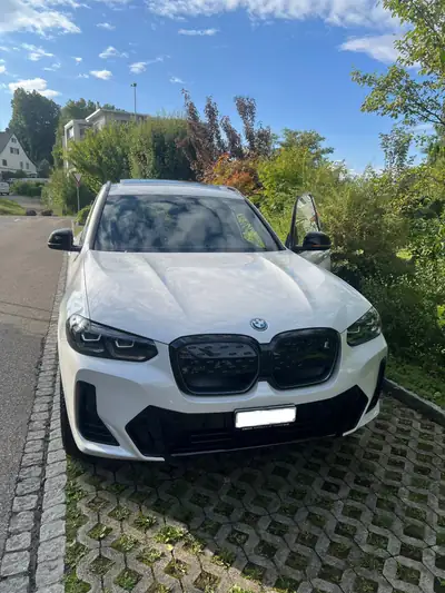 BMW iX3 E-Motor M-Paket — SUV électrique performant, 129 300 km, traction arrière — vista esterna