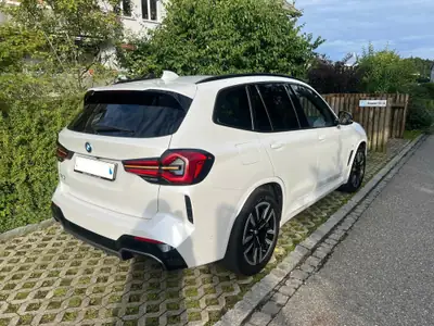 BMW iX3 E-Motor M-Paket — SUV électrique performant, 129 300 km, traction arrière — fianco