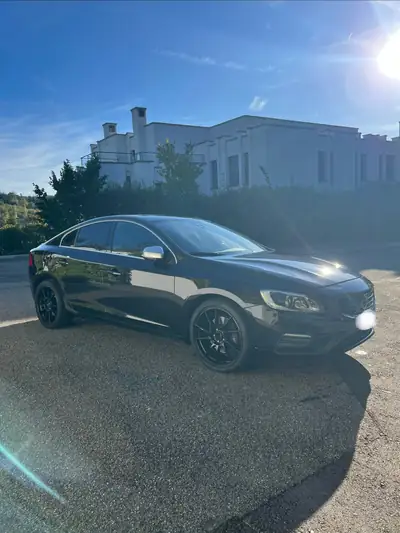 Volvo S60 T6 AWD R-Design — Berline suédoise puissante, 305 ch et transmission intégrale — fianco