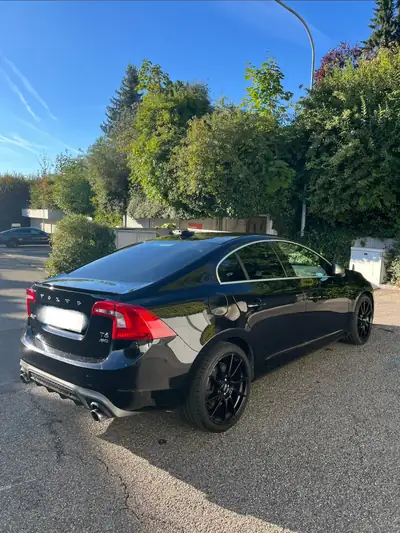 Volvo S60 T6 AWD R-Design — Berline suédoise puissante, 305 ch et transmission intégrale — vista posteriore
