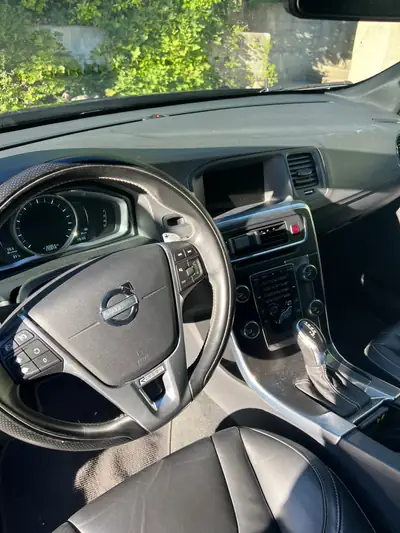 Volvo S60 T6 AWD R-Design — Berline suédoise puissante, 305 ch et transmission intégrale — dettaglio