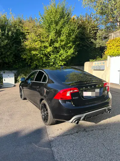 Volvo S60 T6 AWD R-Design — Berline suédoise puissante, 305 ch et transmission intégrale — interni