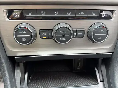 VW Golf 1.2 TSI Comfortline — Citadine fiable, faible kilométrage et équipée — Miniatura 20