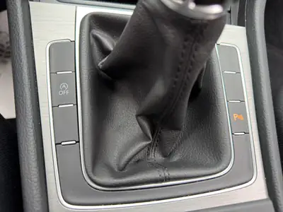 VW Golf 1.2 TSI Comfortline — Citadine fiable, faible kilométrage et équipée — Miniatura 21