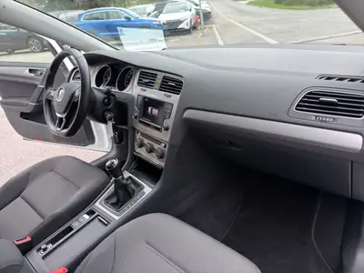 VW Golf 1.2 TSI Comfortline — Citadine fiable, faible kilométrage et équipée — Miniatura 24