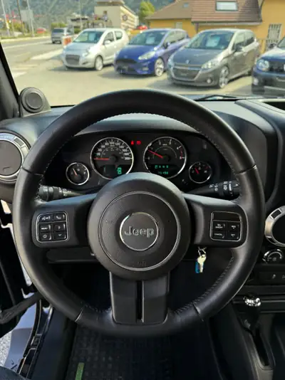 Jeep Wrangler 2.8 CRD Sahara — 4x4 diesel automatique, 79'000 km seulement — Miniature 12