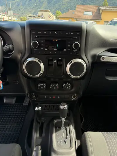 Jeep Wrangler 2.8 CRD Sahara — 4x4 diesel automatique, 79'000 km seulement — Miniature 13