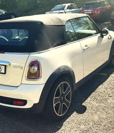 MINI Cooper S Cabrio 1.6i — Cabriolet British chic, moteur 174 ch, 63 500 km — côté