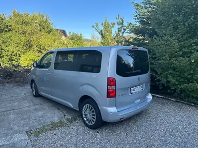 Peugeot Traveller 2.0 BlueHDi Business — Monospace 9 places, faible kilométrage — côté