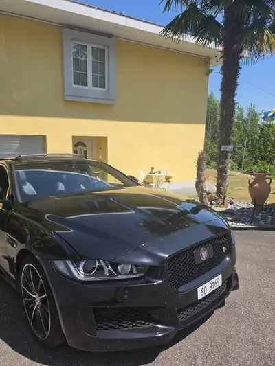 Jaguar XE 3.0 V6 S/C S — Berline sportive surcomprimée, 340 ch et design premium — Heckansicht