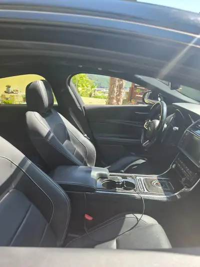 Jaguar XE 3.0 V6 S/C S — Berline sportive surcomprimée, 340 ch et design premium — Innenraum