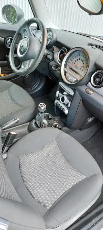 MINI One 1.4i — Citadine urbaine compacte, sans accident, 189 000 km — intérieur